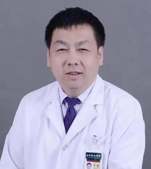 当年母校推出4+4医学精英班时，杜斌教授公开反对。他的理由很简单却又深刻：临床医