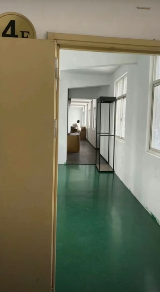 老板办公室门被风吹开了。我要不要关上