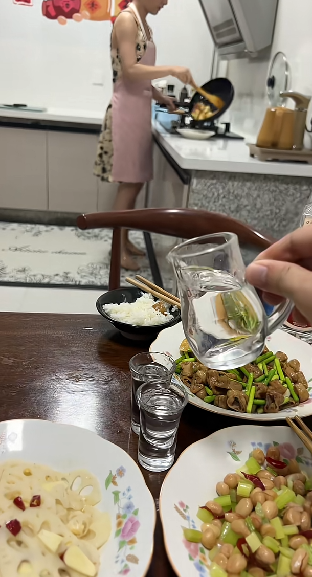 爱妻下厨，四味盈香，小杯共饮，日子柔长。