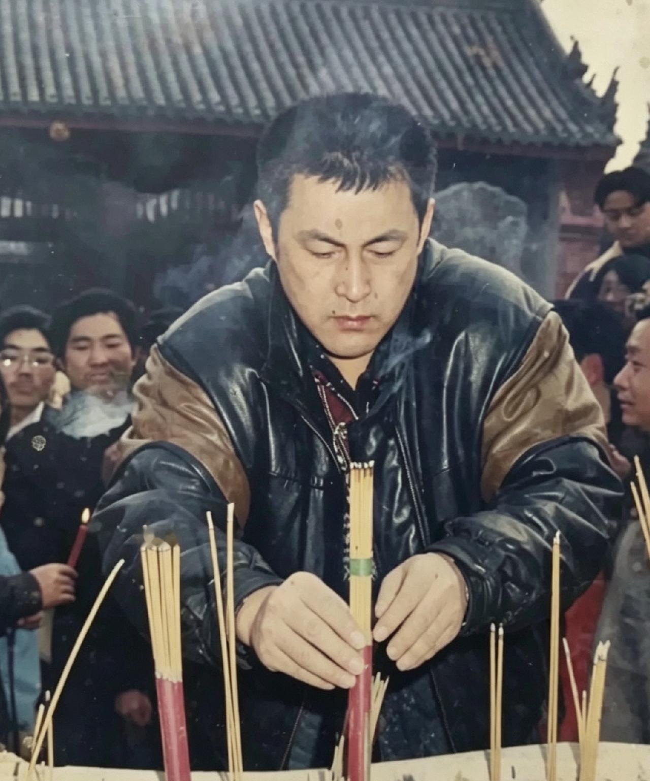 “关羽”陆树铭，一张罕见的留影，拍摄于94版《三国演义》剧组取景期间，画面里身穿