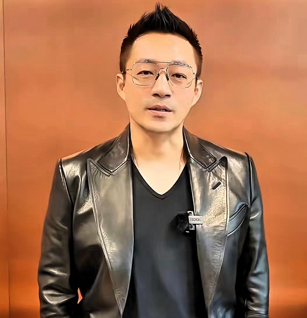 妈妈来看儿子，他直播呢，母子俩就吵了，闹得厉害，大家都看着，心里难受，这算什么事