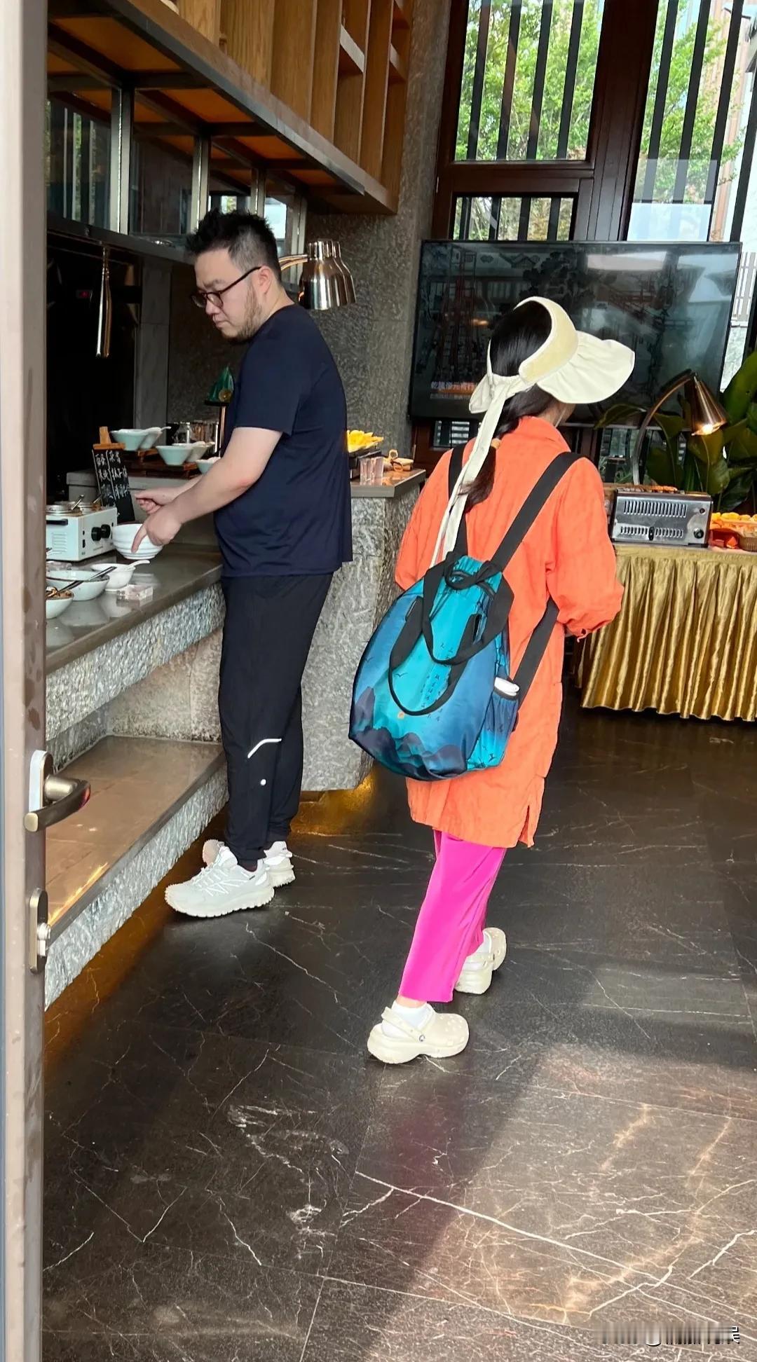 宋丹丹儿子儿媳巴图和博谷现身大理。巴图一身黑色运动服，皮肤很白，脸上留着络腮胡