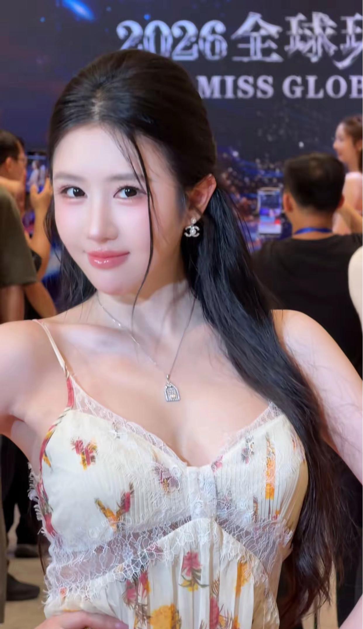 选美赛场照片水有多深？精修与生图判若两人，该信哪一张？一场选美赛事，能够看
