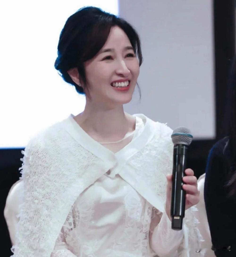 想不想你的女儿61岁还像关咏荷这样风韵犹存，灿烂美丽？那么，好好奋斗吧。我们