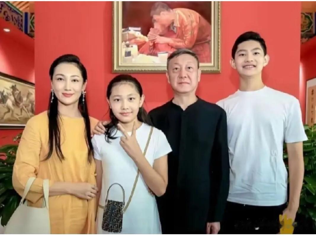 这是韩磊与妻子其其格及子女的一张全家福合影。如今58岁的韩磊身材消瘦，其其格容貌