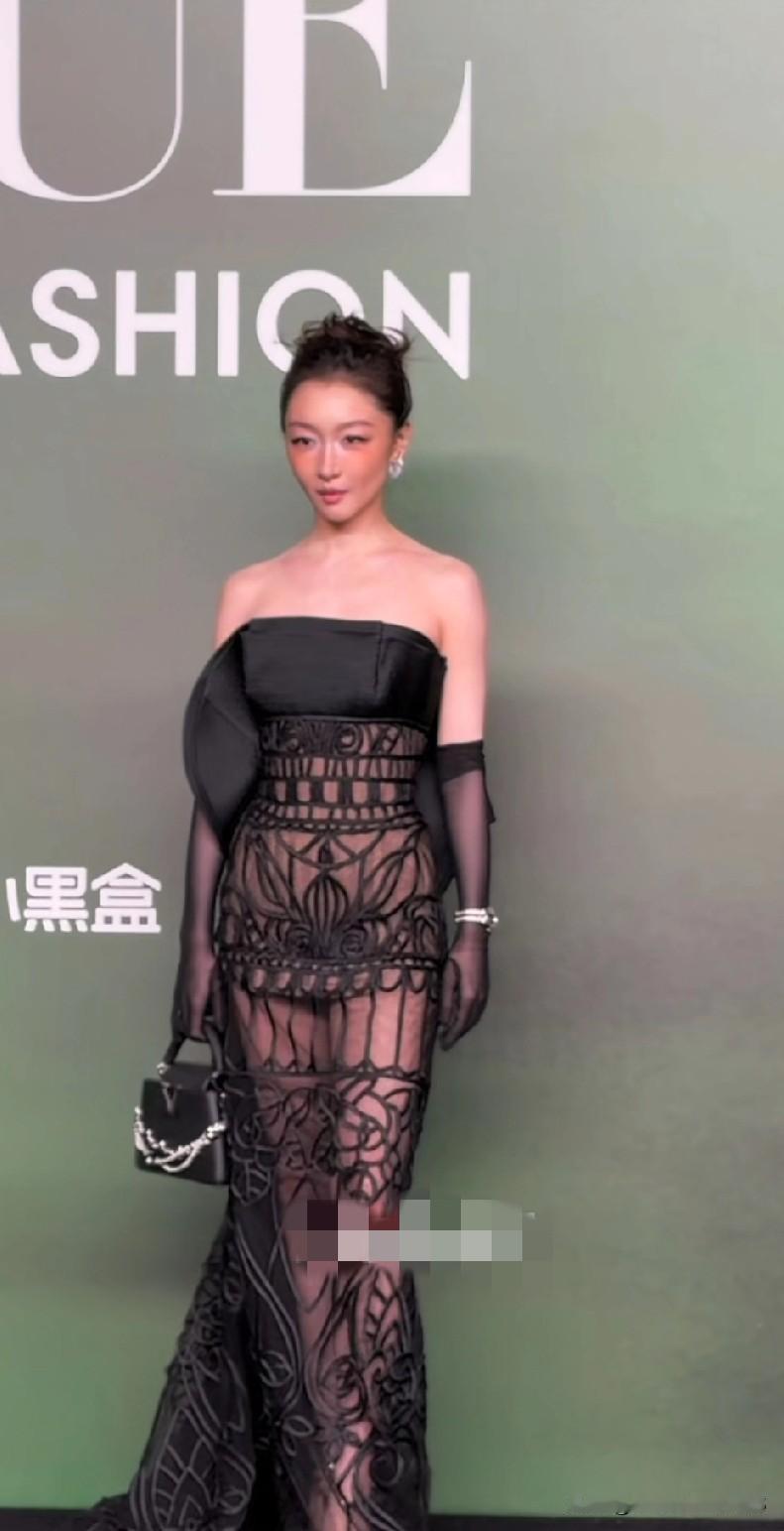 周冬雨这一身造型着实很挑人！浅色系或许更契合她灵动的气质。时尚有时恰似猜谜，