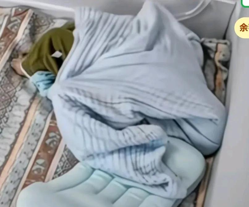 宝宝头部被薄被捂住，不停挣扎，哭着求救，妈妈说，他爸爸在客厅里弄厨师，幸亏她