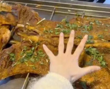 花1188元买了个套餐，选了只36斤活羊，还特意在羊腿做了记号。结果烤完端上桌，