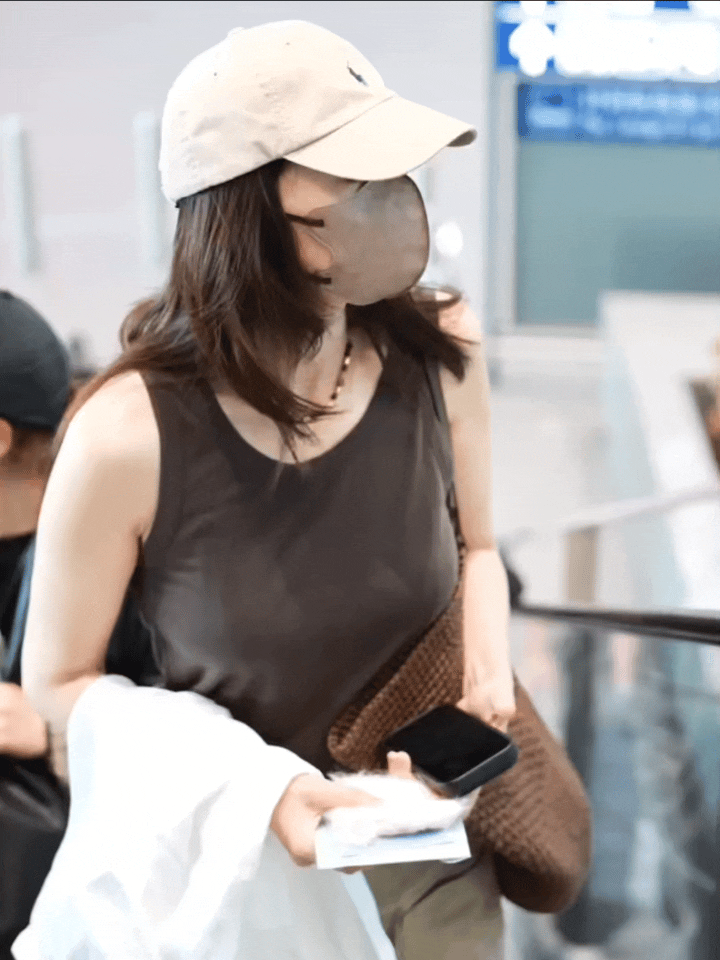高圆圆私服出行好清爽，这件衣服穿在她身上好性感，尽显女神魅力！