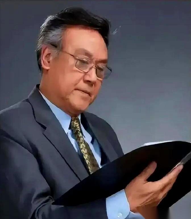 老伴走了，女儿在美国，八十多岁的达式常一个人，守在上海没电梯的老房子里。每天自