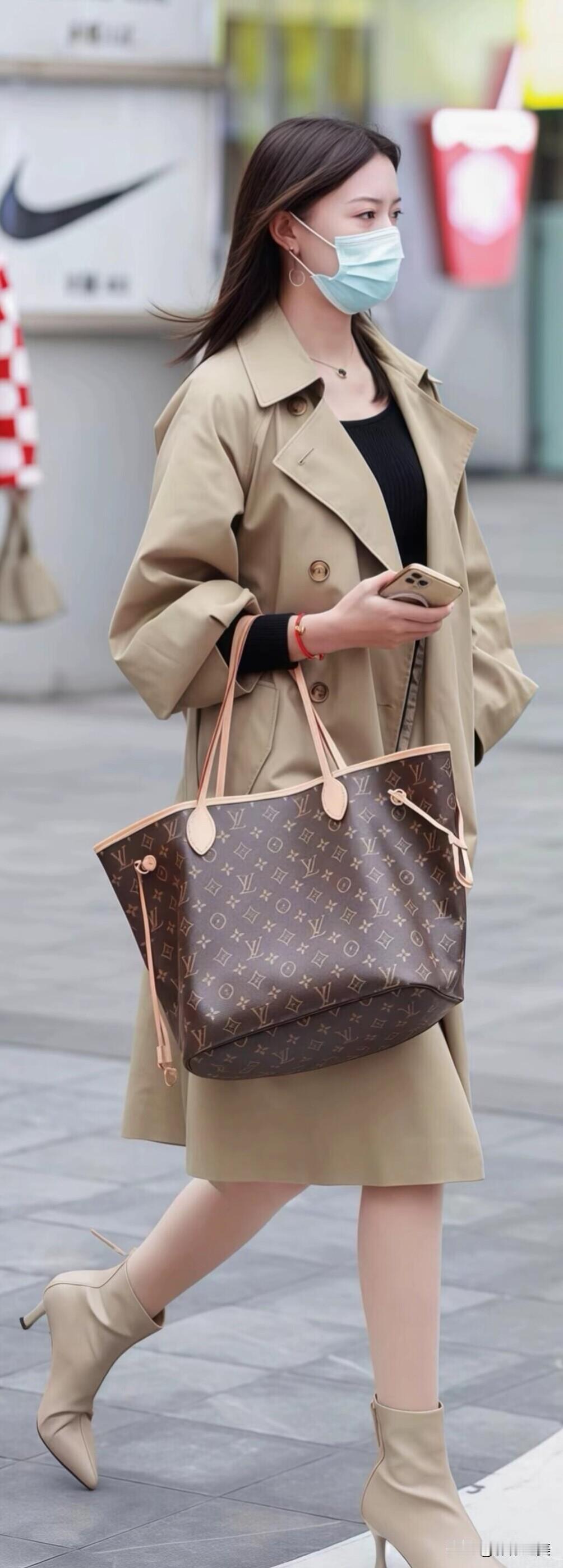 卡其风衣经典又大气，搭配同色系短靴与老花托特包，简约穿搭尽显高级感，这通勤loo