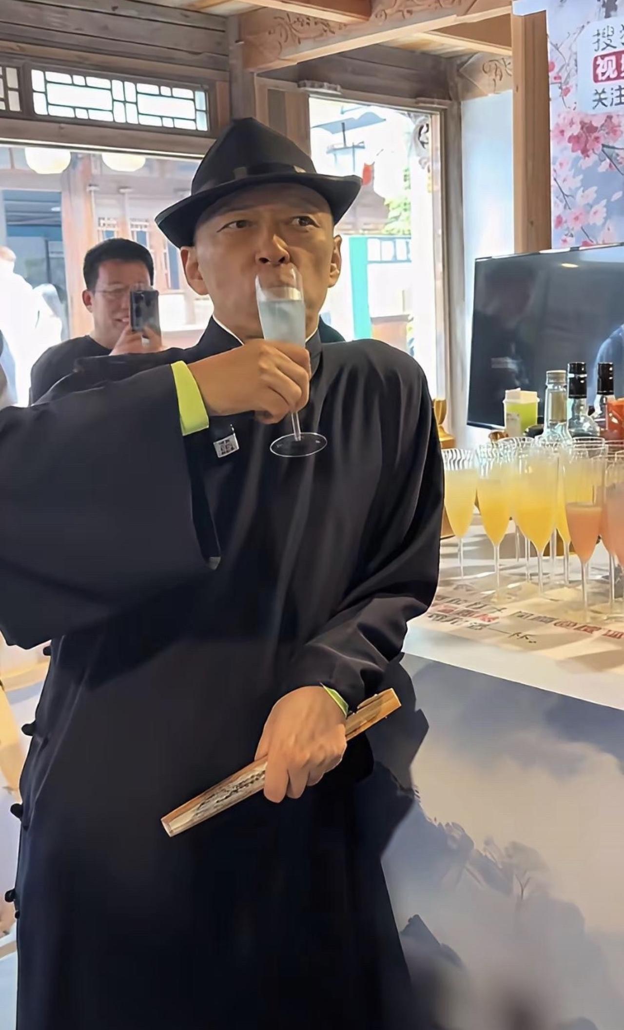 刷到张朝阳景点品酒！貌似最近他真的很喜欢这种打扮，让我感觉像那个杜月笙！不知