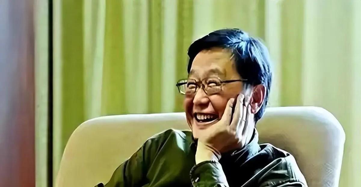 72岁的王文澜，每个月工资到账那天第一件事，先转出三分之一，给前妻倪萍。这笔钱，