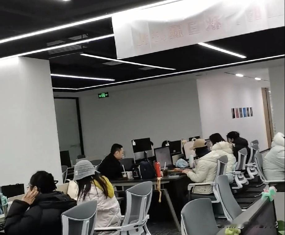 部门00后hr专员小姑娘因为朋友圈被hr总监“点”了，原因是小姑娘周末休息去滑雪