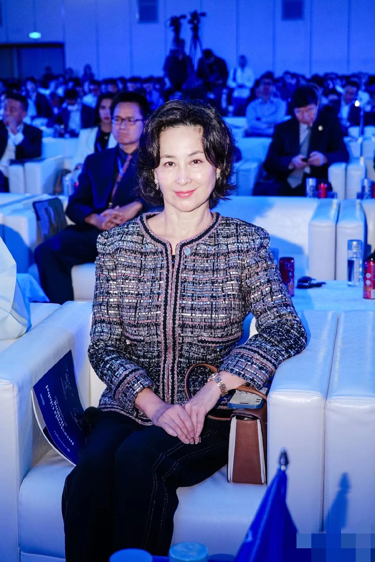 我总觉得，何家这股豪门气儿是真的在慢慢散了！64岁的何超琼还在硬撑，但底下