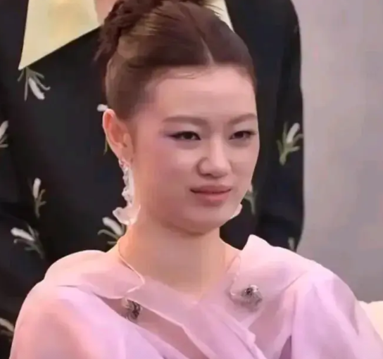 从很喜欢他，到开始讨厌他，有谁和我是一样的感受？单依纯最早参加竞演的时候，清