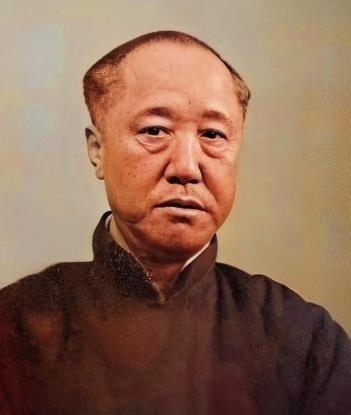 1949年北平解放，载沣将家人全部叫到一起，废除王府沿袭多年的请安制，然后对家人