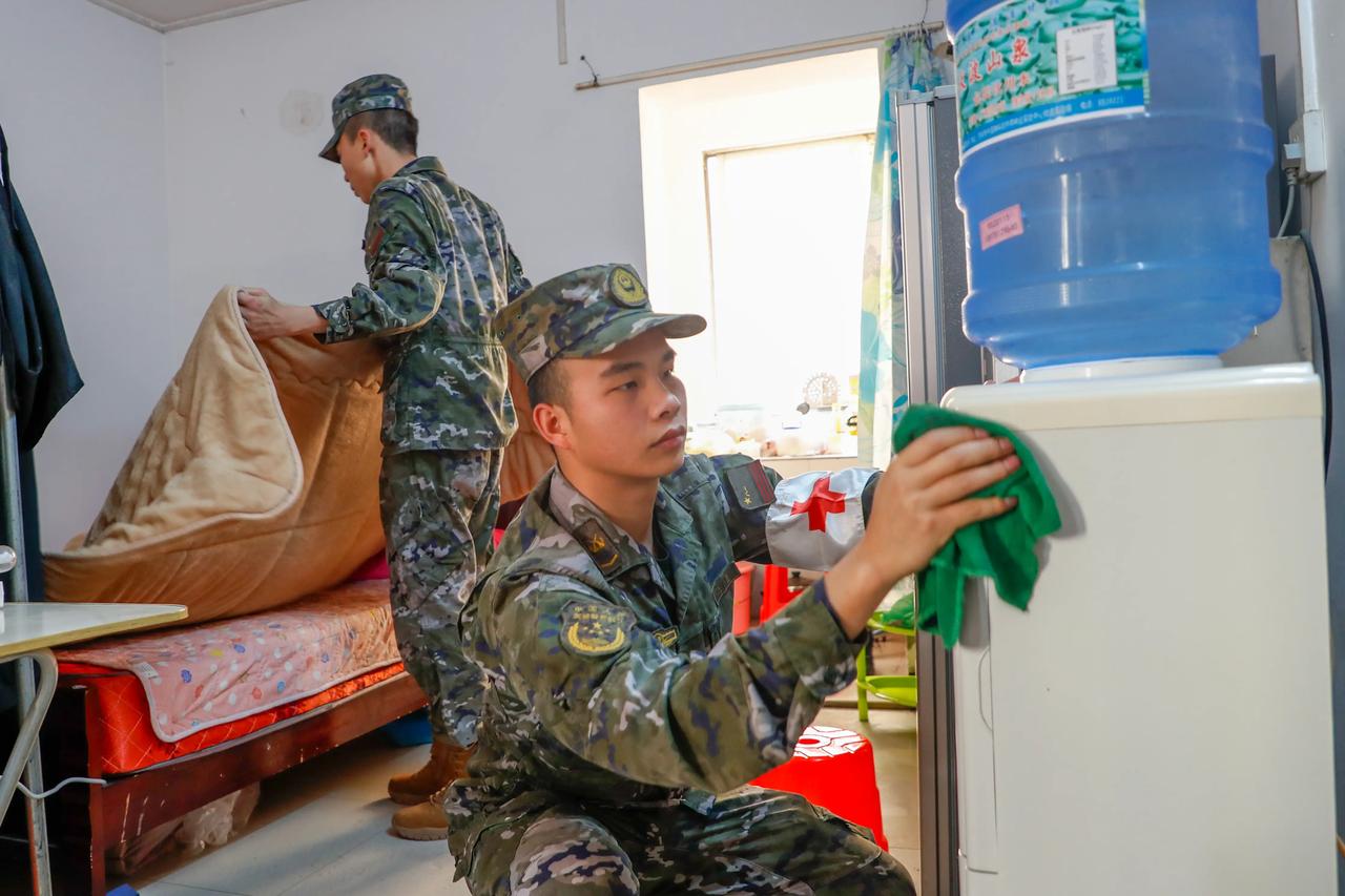 以前，我在北京某团服役时，一次为迎接军区检查，全团进行了大翻修、大清扫。在军区