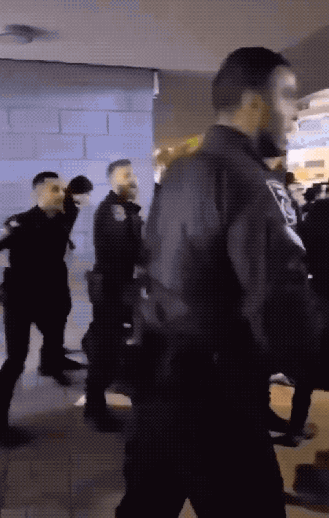 以色列警察暴打哈利迪犹太人：反对内塔尼亚胡的战争就这下场！3月15日在以色列特拉