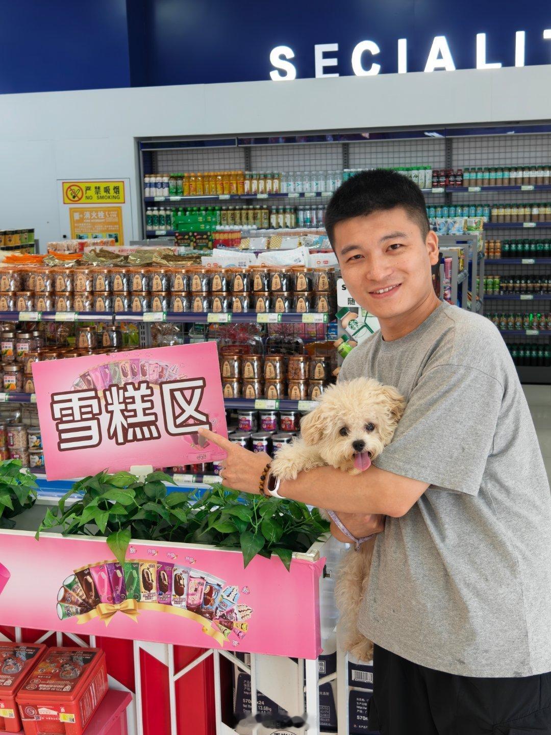 还有专门停小狗的地方呢