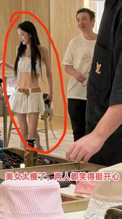 王思聪的审美，终于有人质疑了[捂脸哭]？日本表参道，最近有网友偶遇王思聪逛LV