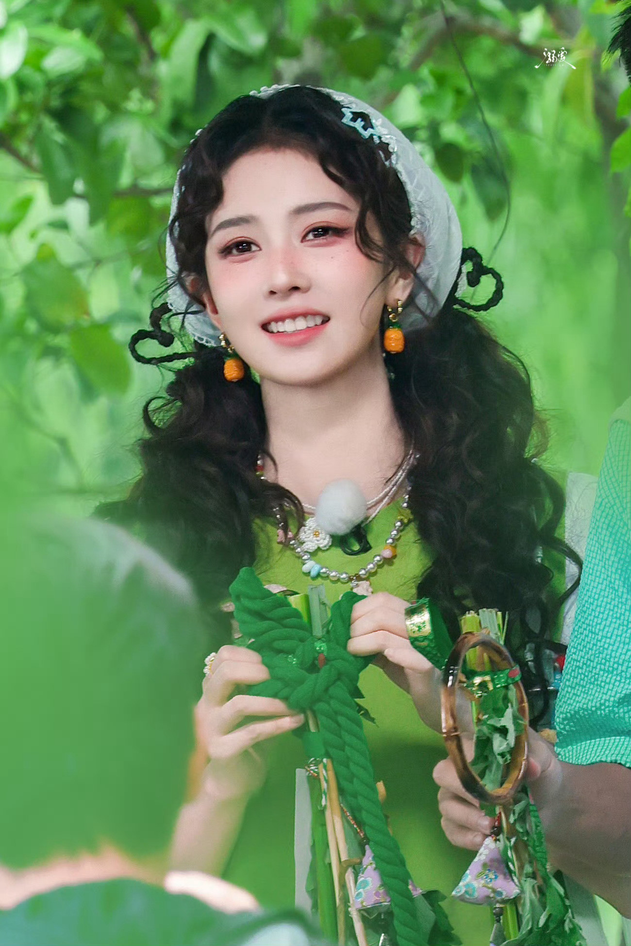 阳光很刺眼，白鹿很耀眼！奔跑吧路透刷到白鹿在开心大笑。