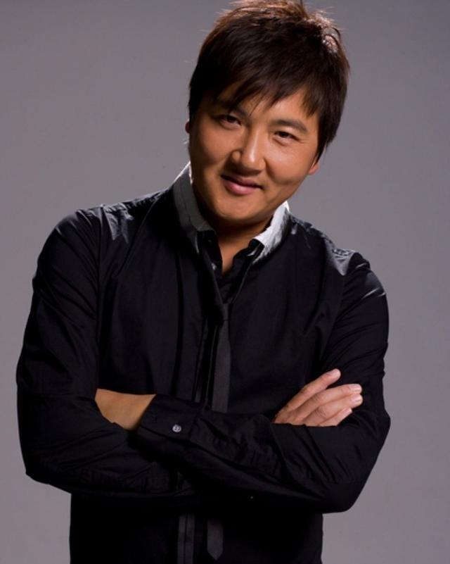 1999年，成名后的孙楠抛弃了同居10年的女友辛欣，转身娶了神交已久的买红妹。就