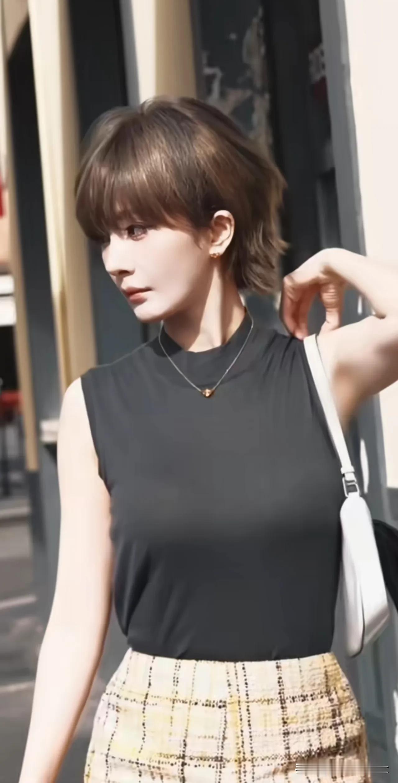 杨幂，最新米兰街头路透，短发女帝降临