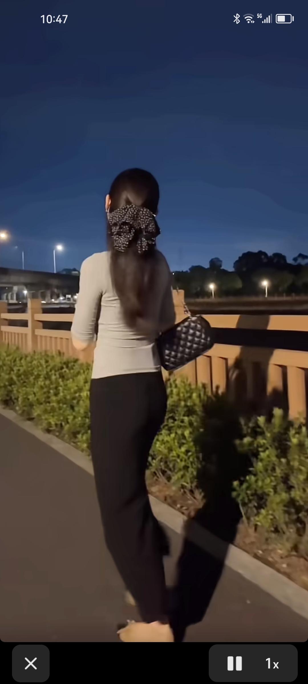 夜晚漫步，真的是一段能让人静享独处的美好时光。就像慢煮时光般，把白天的浮躁都沉淀