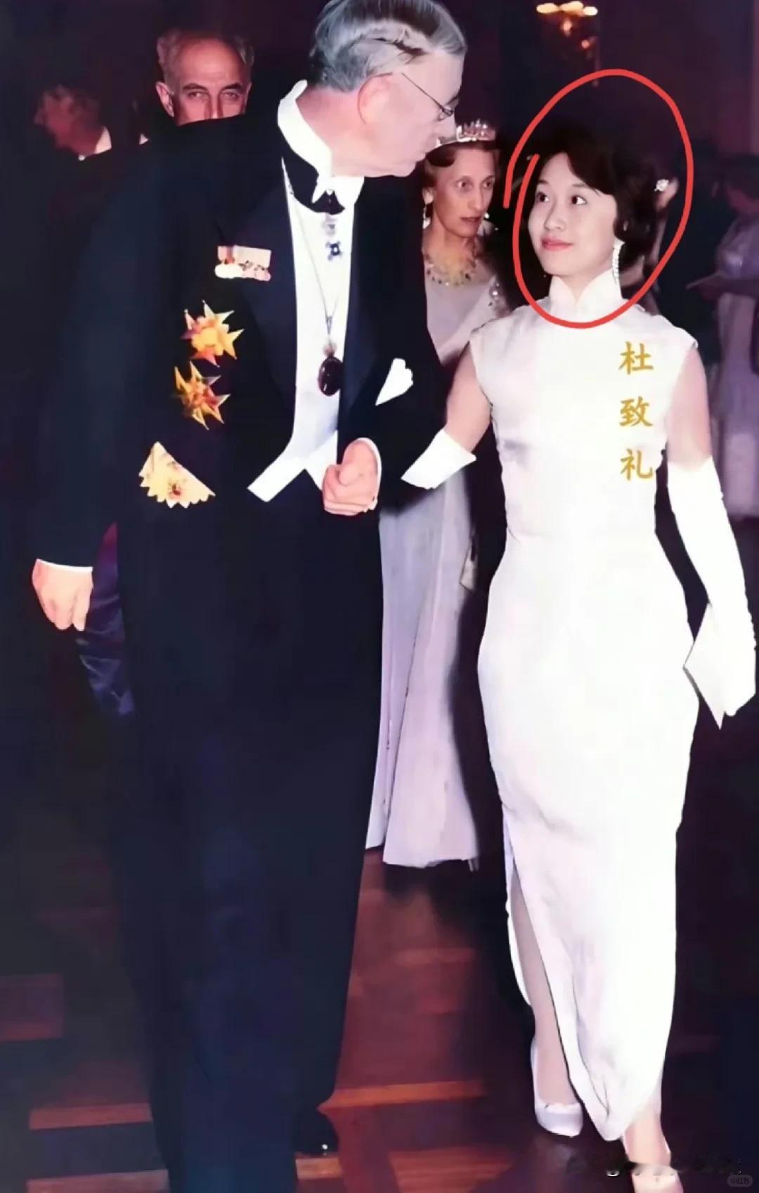 没想到杨振宁妻子杜致礼年轻时候这么漂亮有气质，不输女明星呀！第一张是杨振宁获
