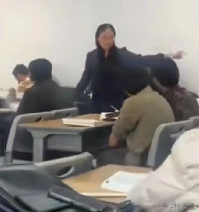 看看这些印度留学生在课堂上的表现，把这个女老师气的都快哭了。这哪里是在上课，这