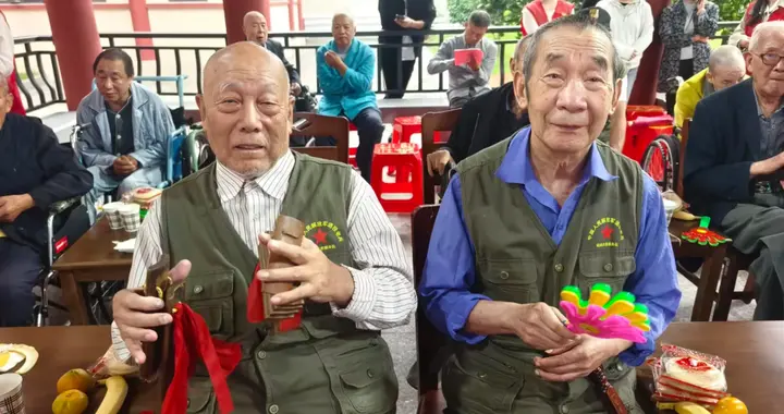 湖北鄂州: 情暖重阳 致敬英雄老兵慰问活动走进鄂州市光荣院