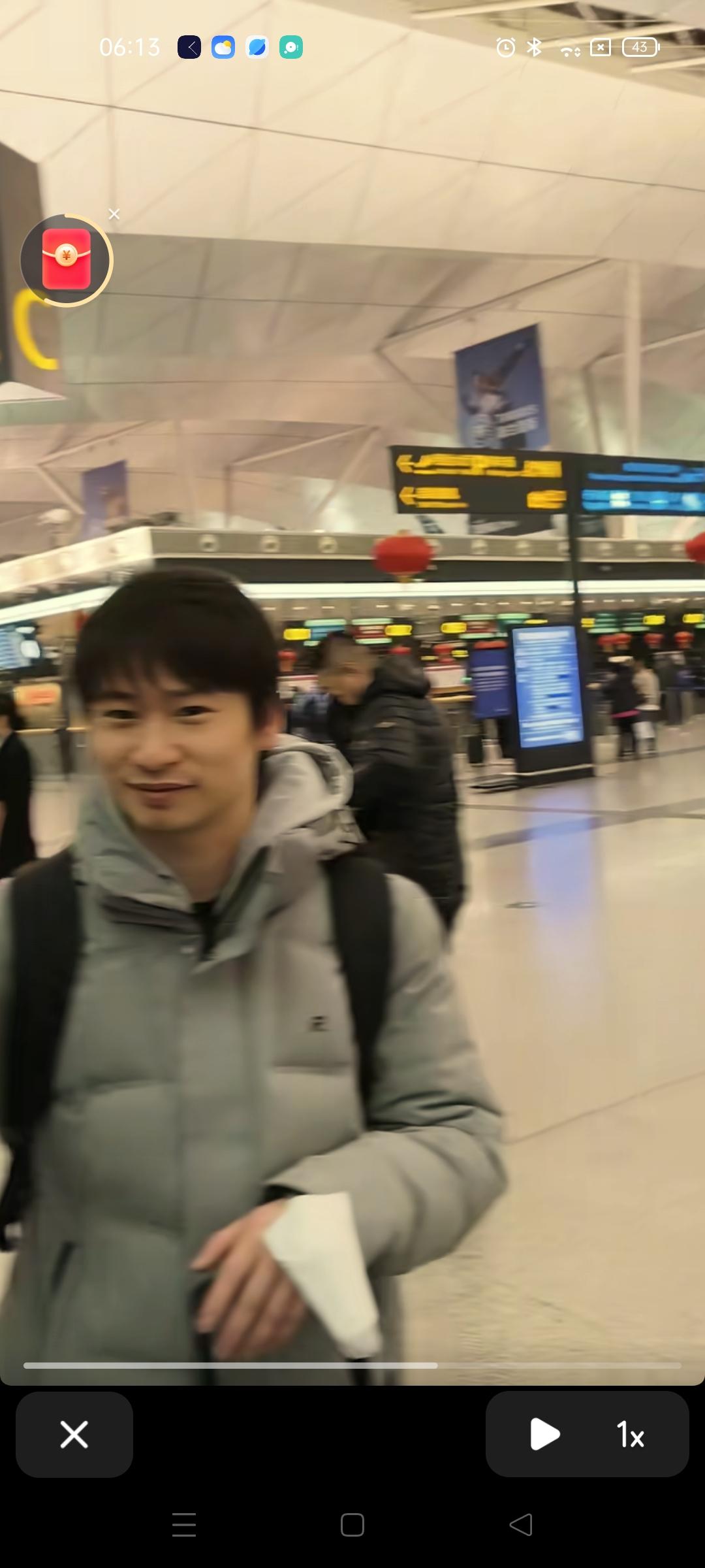 张云鹏的爸爸已经带云鹏来到沈阳机场，在这里他们与高洋汇合，一同前往江苏，高洋这位