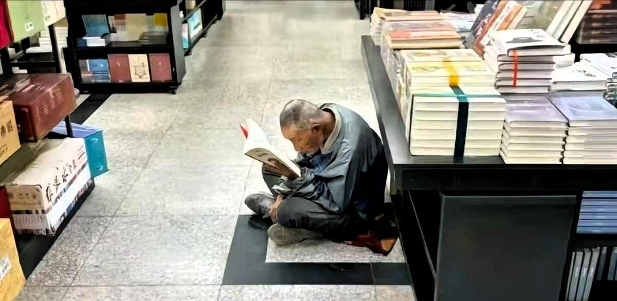 杭州图书馆有人反映投诉图书馆有流浪汉，自己接受不了。图书馆的回应：我无法拒绝他们