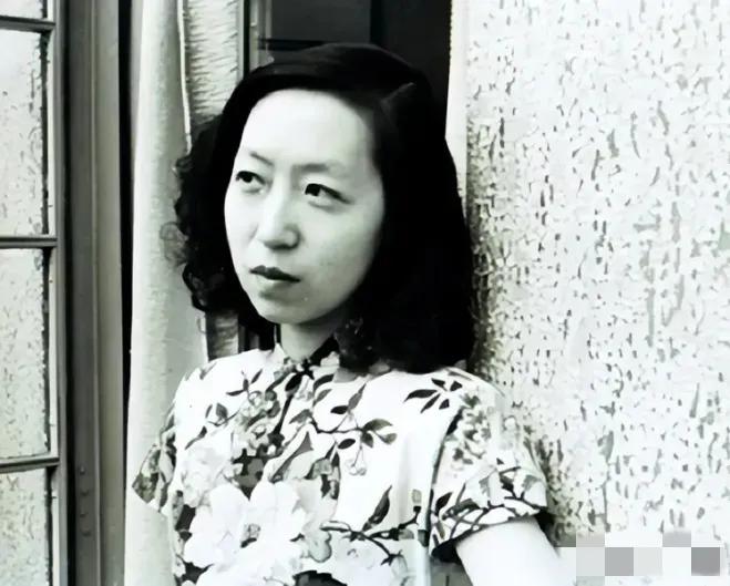 1938年，张爱玲的父亲张志沂趁着妻子不在，偷偷拿着针管，溜进了18岁张爱玲的房