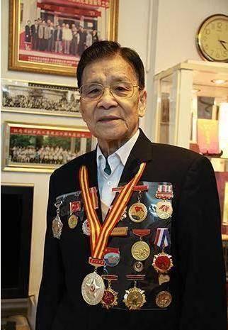 1943年，广东东莞一个小镇上，13岁的陈敏学穿着笔挺的日军翻译制服，趾高气扬地