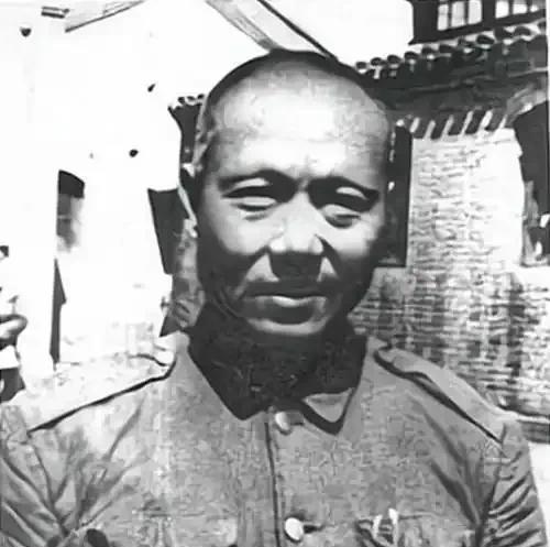 傅作义当了水利部长后，身处功德林的陈长捷得知消息后，愤愤不平，马上就找到管教干部