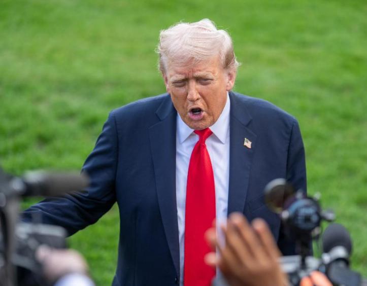 特朗普打破了他自己的纪录，不到一小时在自己的社交网络上发布了近50篇帖子，明眼人