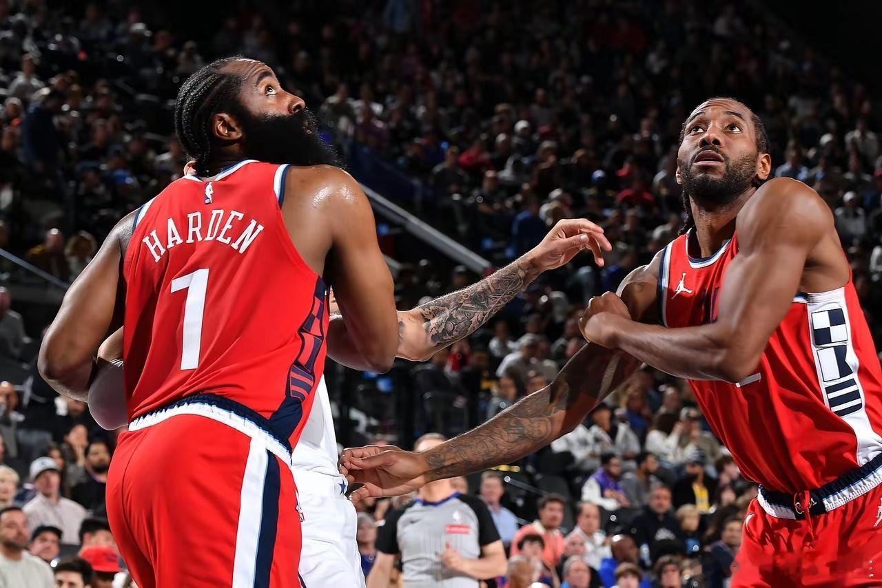 快船这场输球损失太大了！小琼斯再次受伤，并且看起来伤的不轻！少了小琼斯，锋线防守