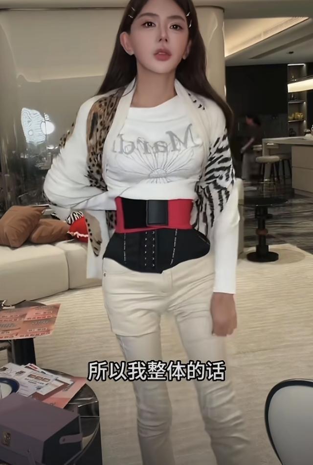 韩安冉晒巴掌腰，90斤极细腰惹争议，这种网红医美审美要不要跟风​​​
