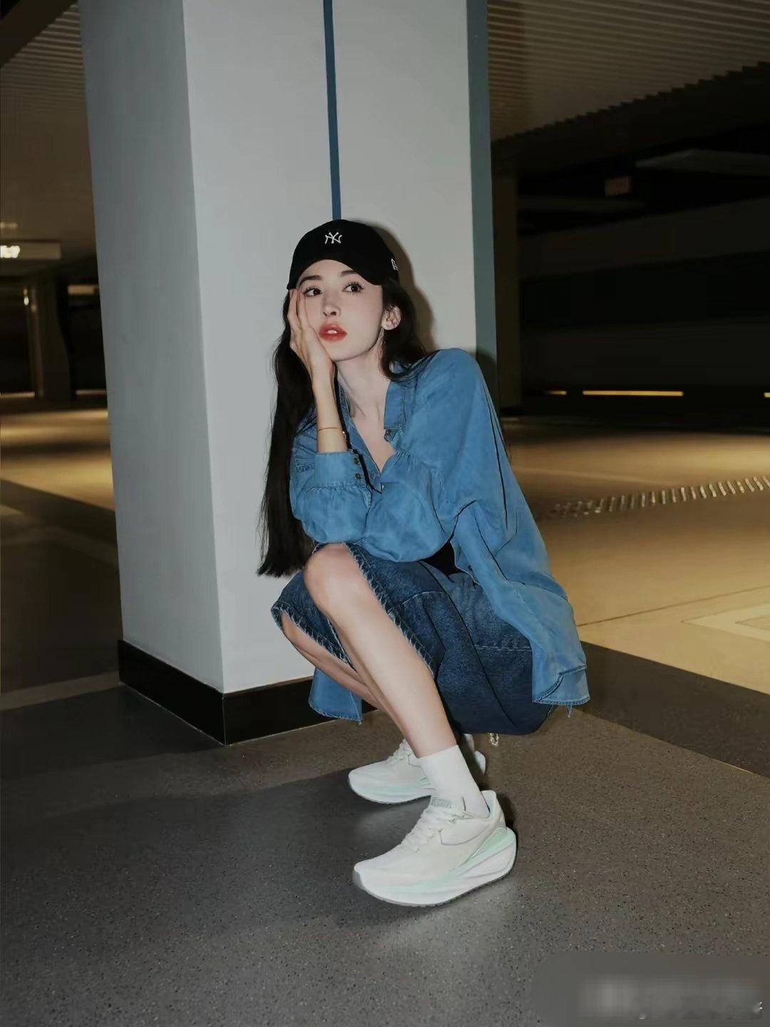 古力娜扎今日靓照分享，穿牛仔色衬衫配七分裤，怀抱宠物狗好惬意！​​​