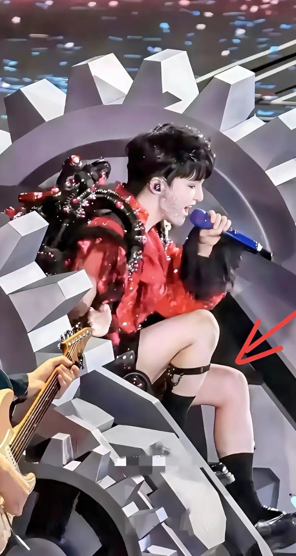 周深腿上这一圈腿环的是干嘛用的，为了好看确实是好看。