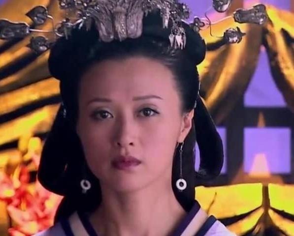 公元前204年，薄姬发现自己怀孕后感到恐惧，她立即来到吕雉的寝宫，胆怯地说道：“