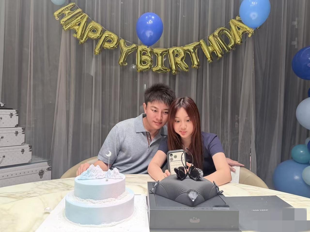 4月12日是贾乃亮42岁的生日，甜馨陪他一起度过，甜馨把头发扎起来，越来越像李小