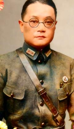 1949年，国军上将潘文华决定起义，却发现七姨太是特务，为了不打草惊蛇，他对七姨