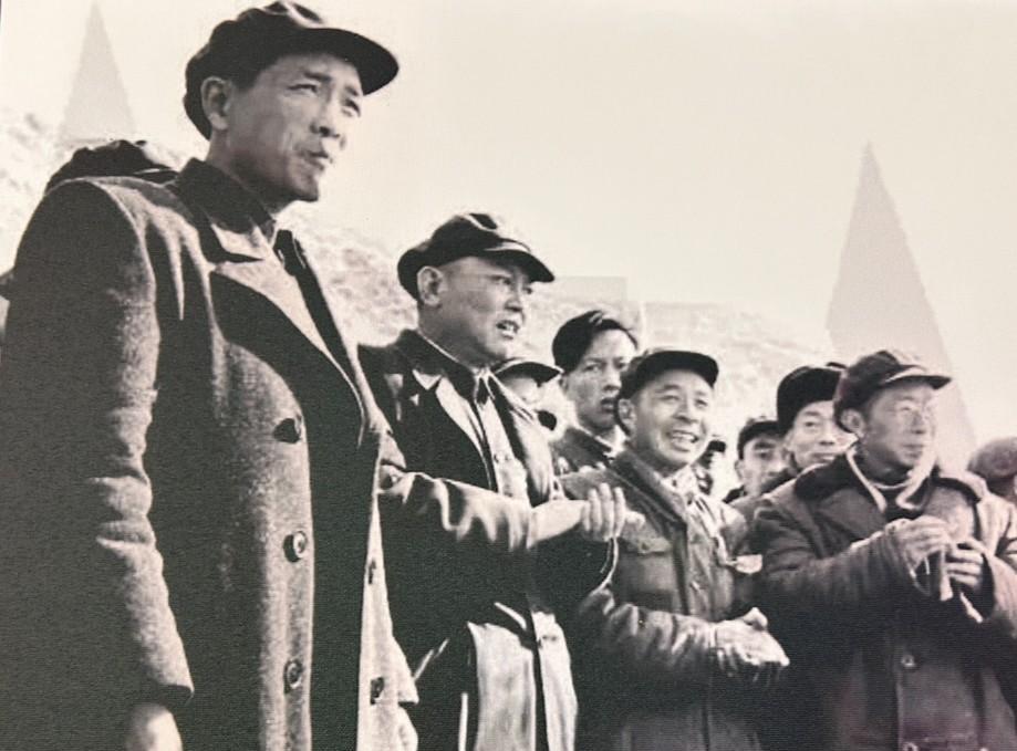 1959年12月26日，时任湖北省省长张体学在丹江口水利枢纽工程现场，观看汉江截