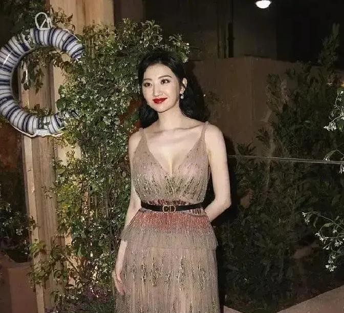 都以为男的只爱纸片人，看完38岁景甜的近照才发现全想岔了镜头里她腰间挂了点软肉，低头隐约见着双下巴，