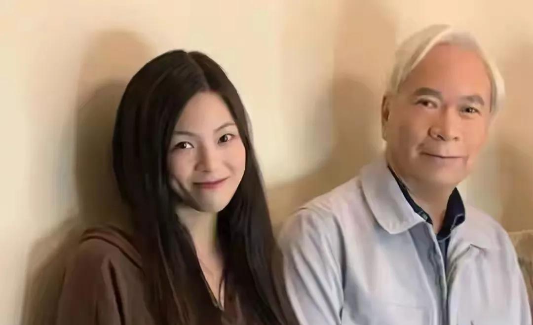香港著名老戏骨李龙基，宣布将于七月与小自己36岁的未婚妻王青霞结婚，并且已准备好