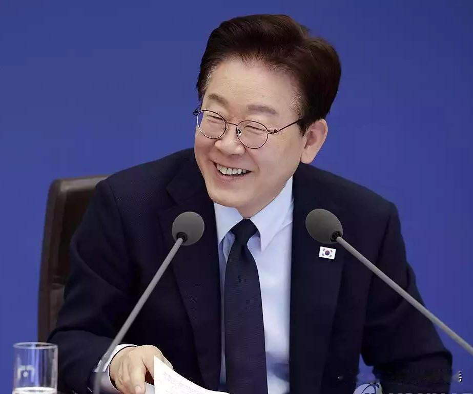 21日，韩国最新民调出炉，总统李在明支持率稳居高位，朝野差距悬殊。民调显示，李在