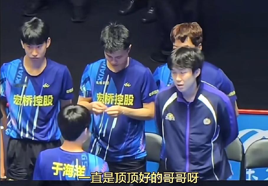 快乐乒超，快乐在魏桥；谁都不服，就服魏桥！这大哥哥们在底下观赛，情绪价值拉满，欢